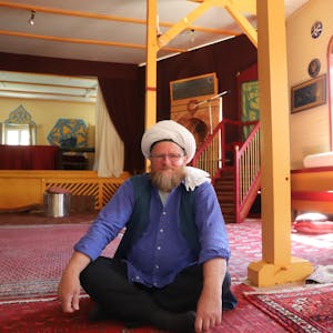 In der leeren Osmanischen Herberge in Sötenich, dem Zentrum der Sufis in Deutschland, sitzt Ahmad Adamek.