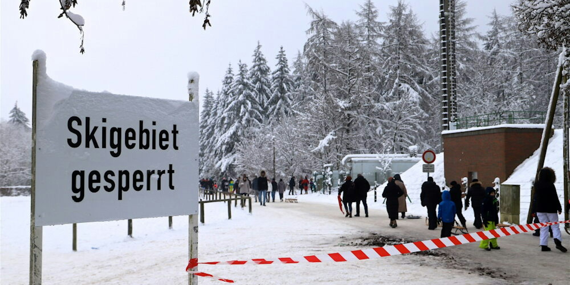 Der Hinweis, dass das Skigebiet gesperrt ist, störte die Besucher auch am Wochenende überhaupt nicht.