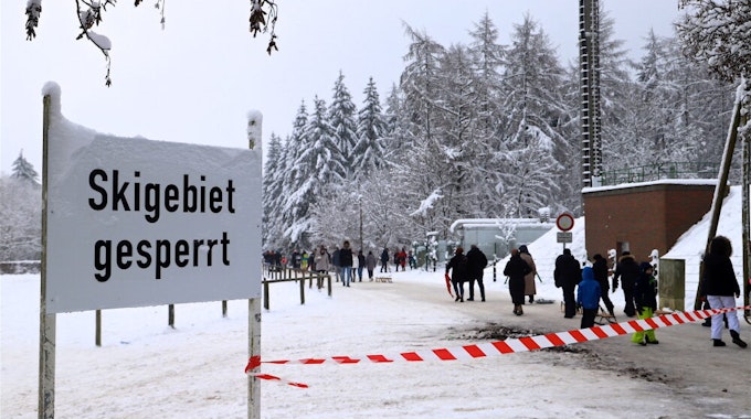 Der Hinweis, dass das Skigebiet gesperrt ist, störte die Besucher auch am Wochenende überhaupt nicht.