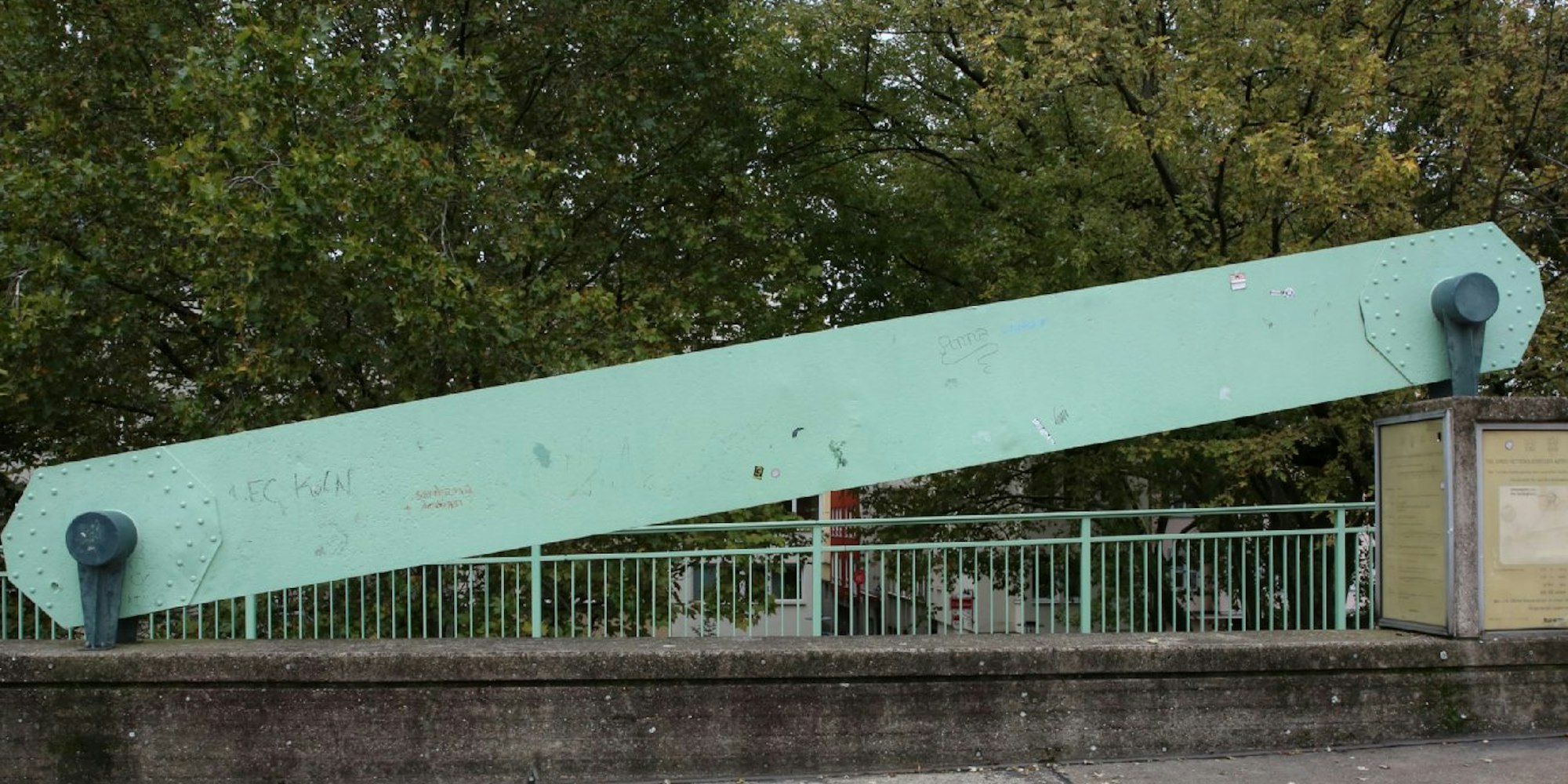 Das neun Meter lange Metallblech wurde 1977 im Rhein gefunden.