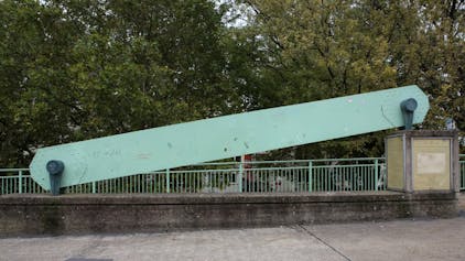 Das neun Meter lange Metallblech wurde 1977 im Rhein gefunden.
