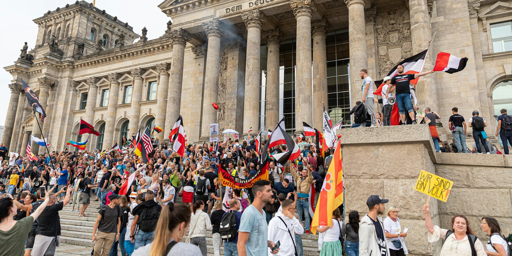 Berlin Demo Reichstagsturm