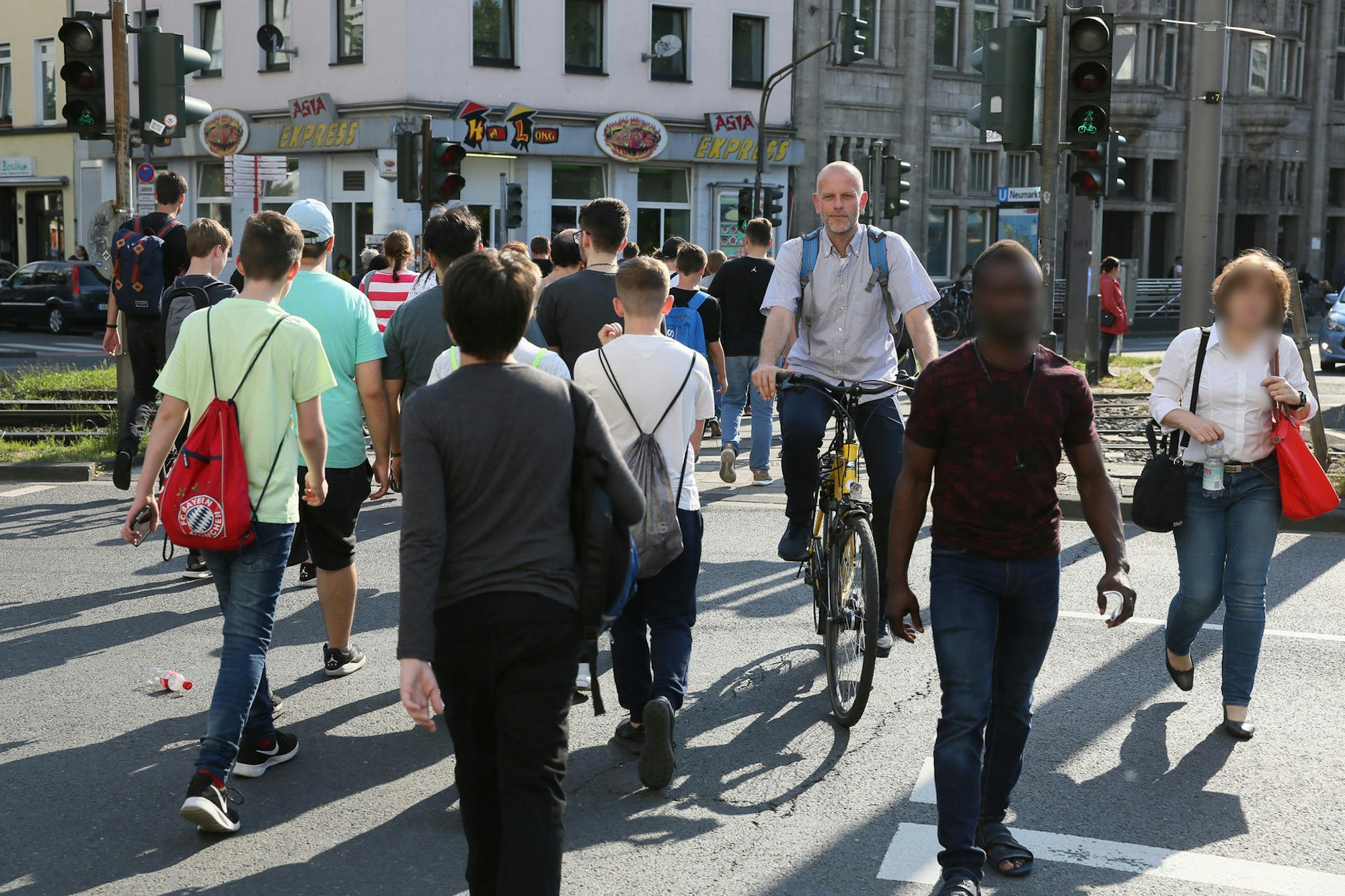 Zu wenig Platz: Am Neumarkt müssen sich Fußgänger und Radfahrer die Wege teilen.