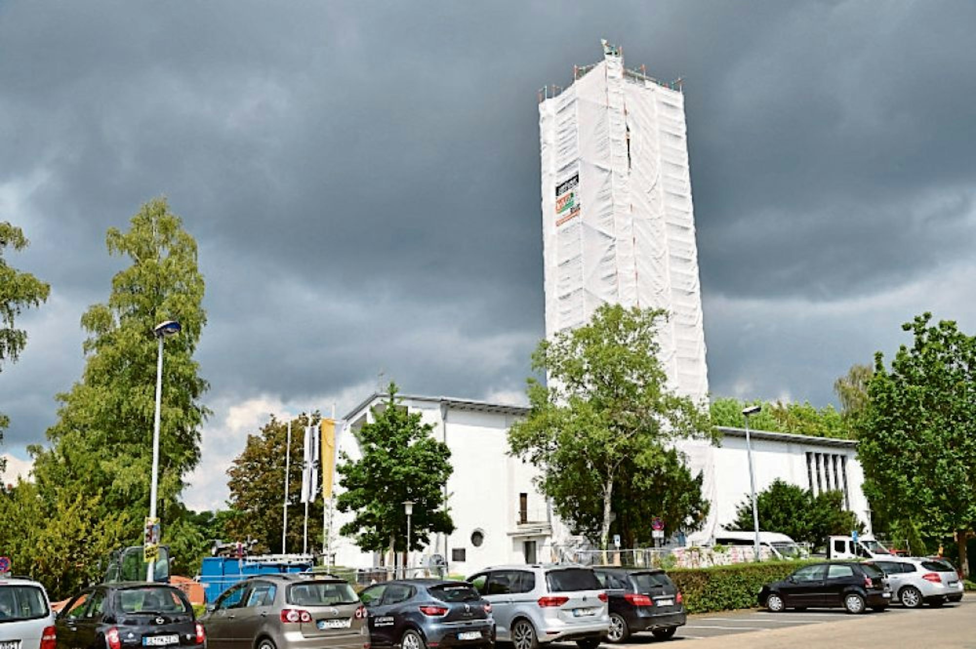 Die Pfarrkirche St. Marien mit dem Glockenturm, derzeit eingerüstet. Die Kirche entstand 1953 nach Plänen Bernhard Rotterdams.