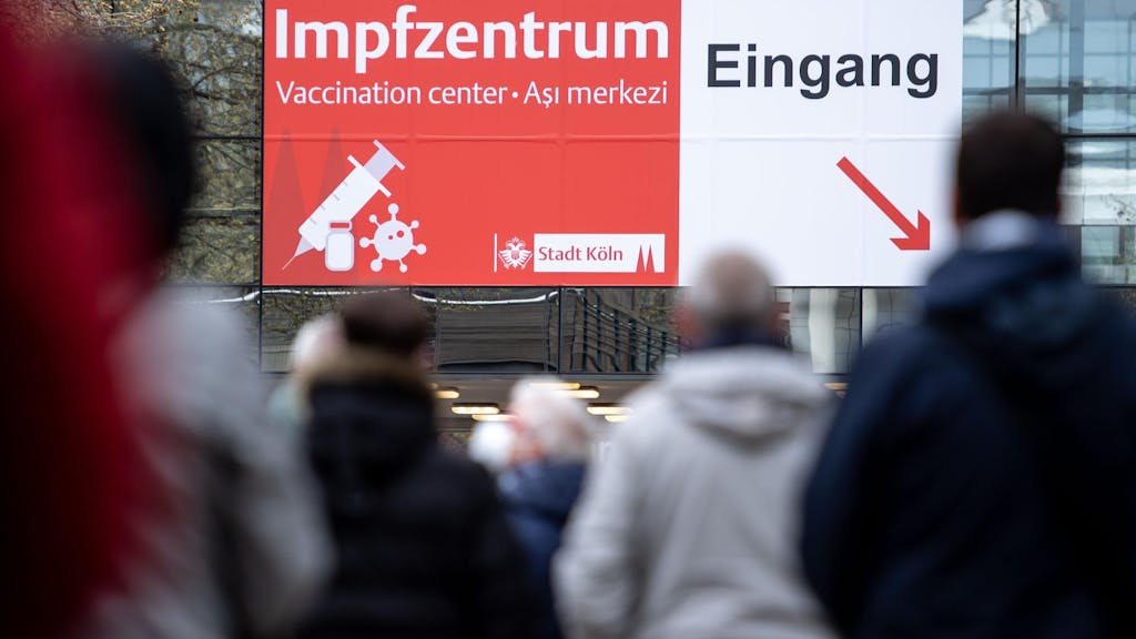 Menschen warten vor Kölner Impfzentrum in Schlange