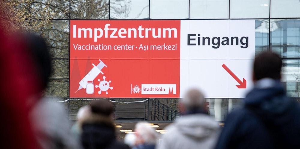 Menschen warten vor Kölner Impfzentrum in Schlange