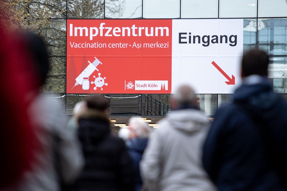 Kölnmesse: Kölner Impfzentrum in Köln-Deutz, Menschen stehen Schlange