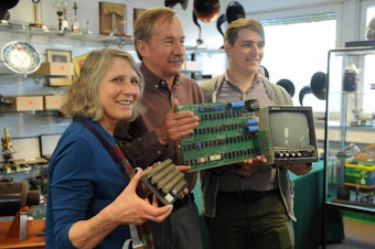John D. (Mitte) mit Frau und Sohn, der 66-Jährige kaufte den Apple-1 1976 für 550 Dollar.