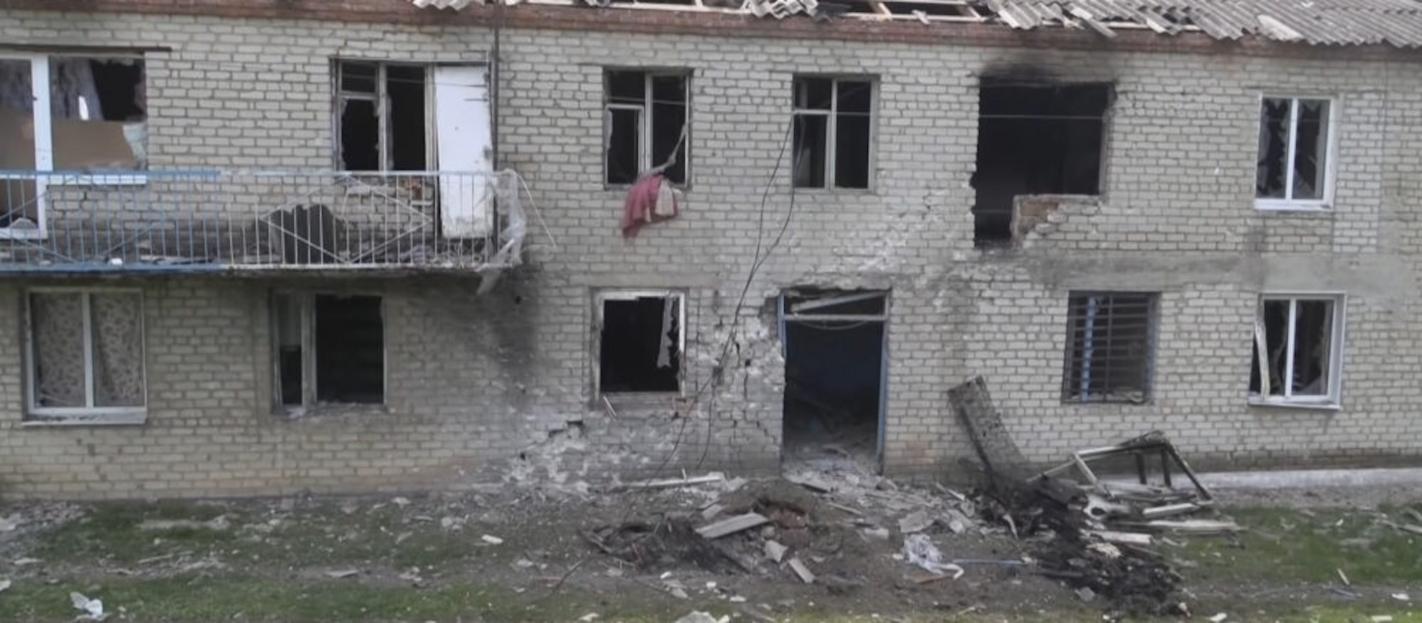 Der schwer beschädigte Wohnblock in der Stadt Isjum nach dem massiven russischen Artilleriebeschuss