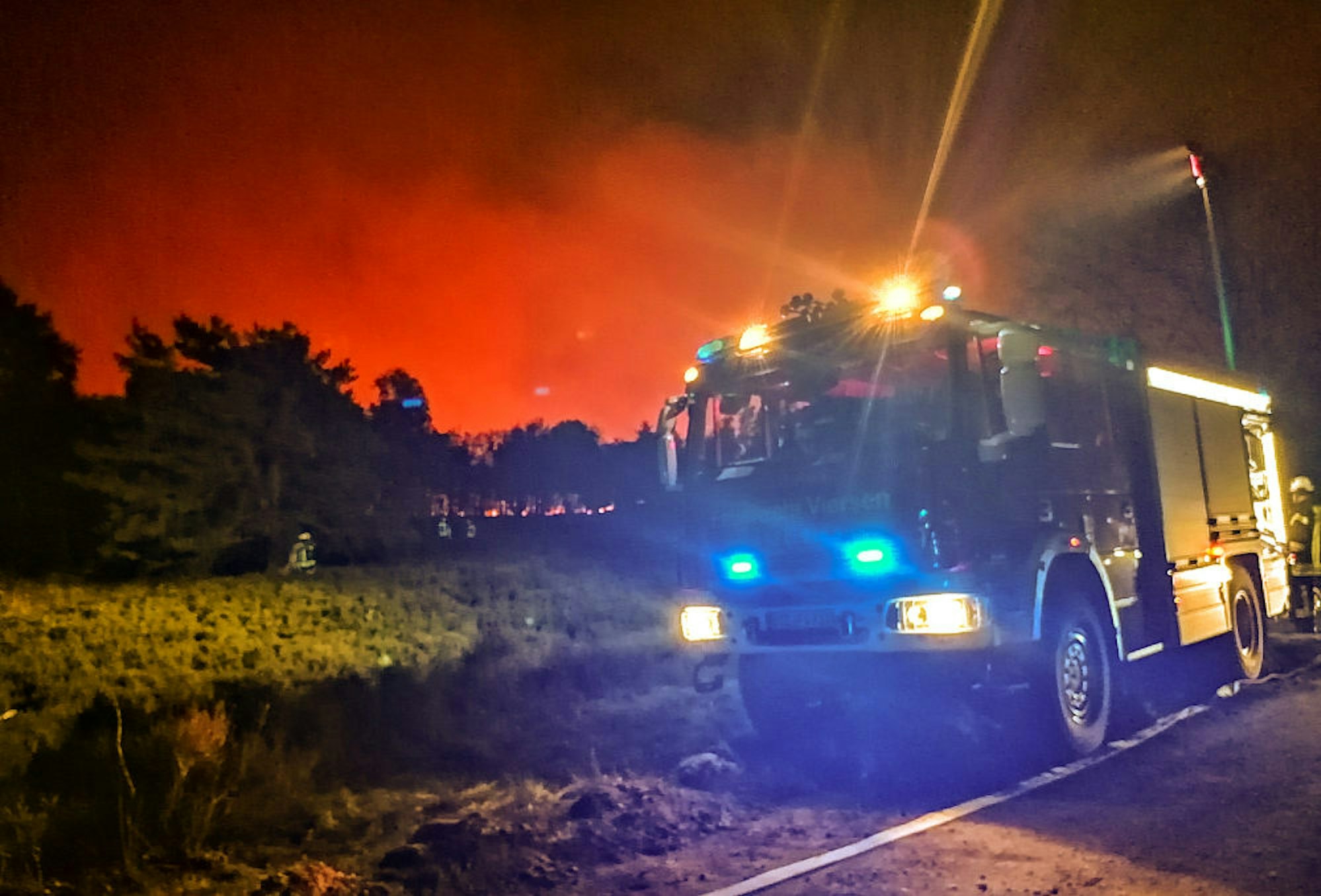Feuerwand im deutsch-niederländischen Grenzgebiet bei Niederkrüchten am Niederrhein 