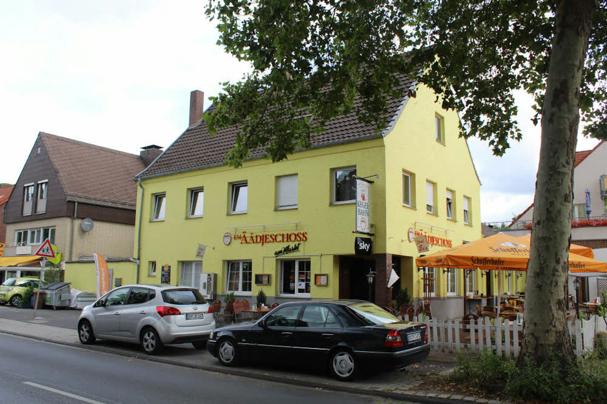 Das „Äädjeschoss am Markt“ in Türnich ist die zweite Kneipe von Dominic Ide. Unter anderem wegen ihrer günstigen Lage mitten im Ort wird die Gaststätte gern besucht.