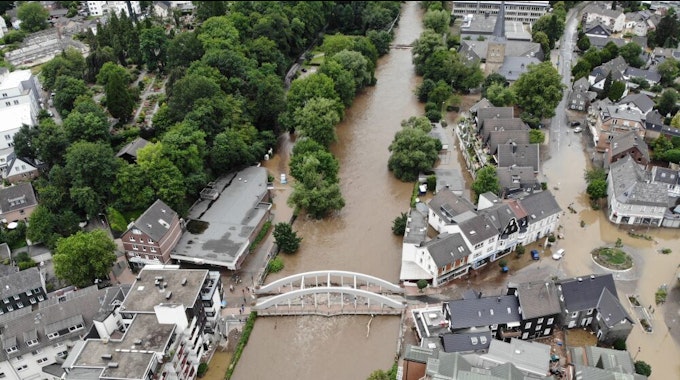 Die Hochwasserlage am Donnerstagabend. Die Marly-Brücke (Bildmitte) im Zentrum von Leichlingen bleibt wegen statischer Probleme vorläufig gesperrt.