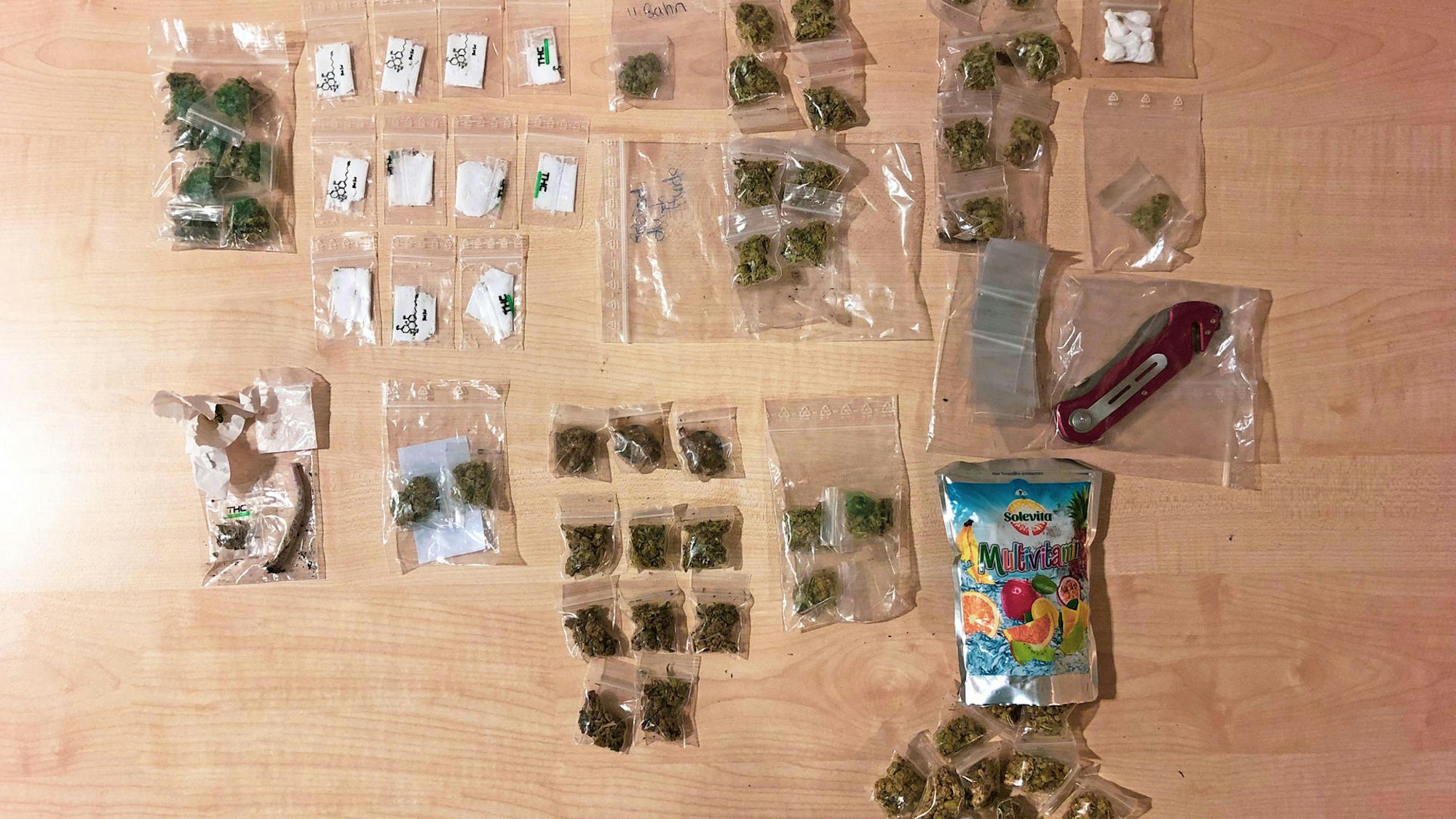 Die Polizei stellte 85 Päckchen Marihuana, Kokain und Amphetamine sicher.