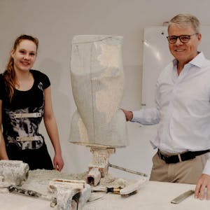 Martin Kemper mit der Siebenkämpferin Antonia Scholz, die das asymmetrische Polyethylen-Korsett wegen einer Skoliose drei Jahre getragen hat.