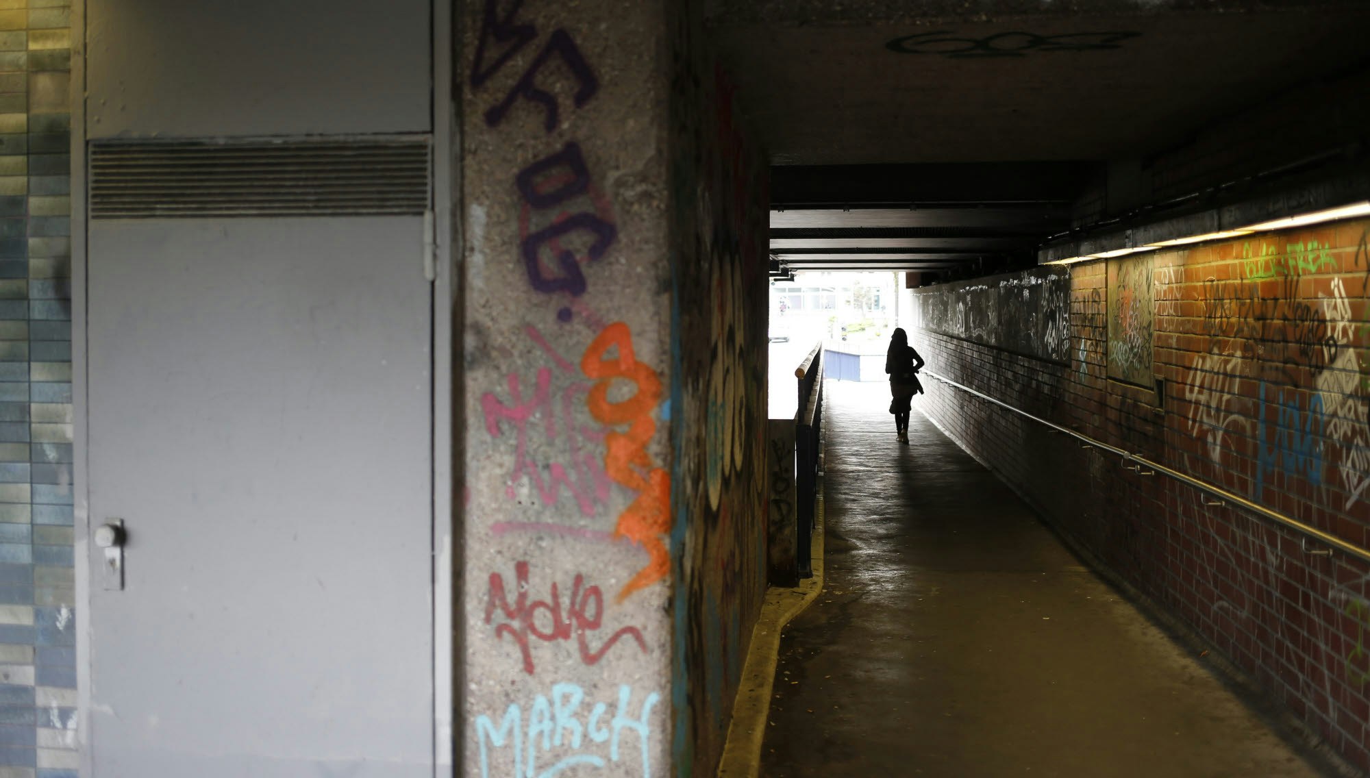 Die düsteren und beschmierten Tunnel durch das Haltestellen-Bauwerk lösen bei vielen Bürgern Angst aus.