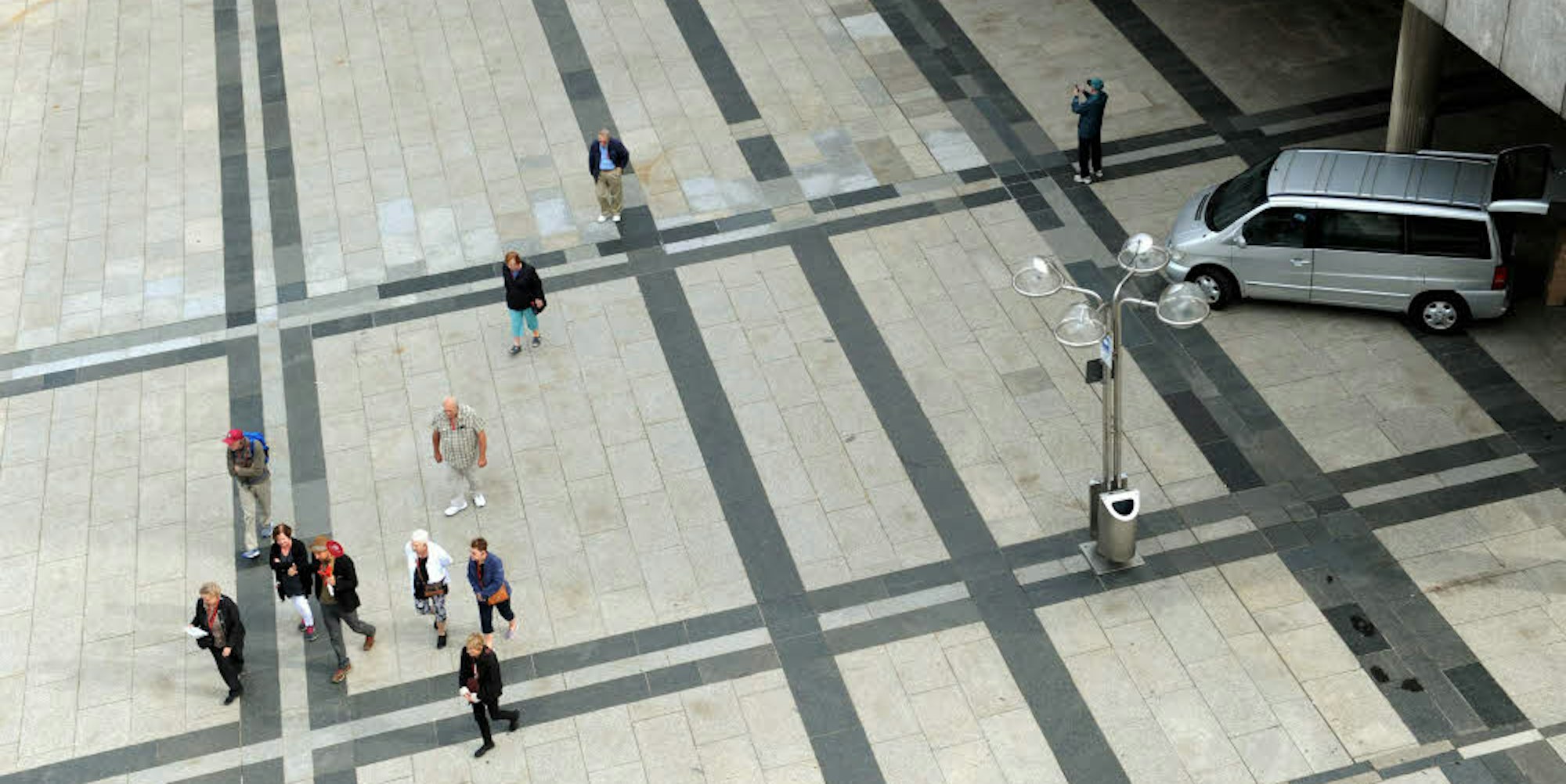 Die Bodenplatten am Roncalli-Platz: ein Flickenteppich.