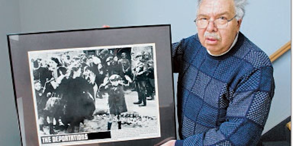 Tsvi Nussbau zeigt das bekannte Foto, auf dem er von den Nazis in Warschau verhaftet wird.