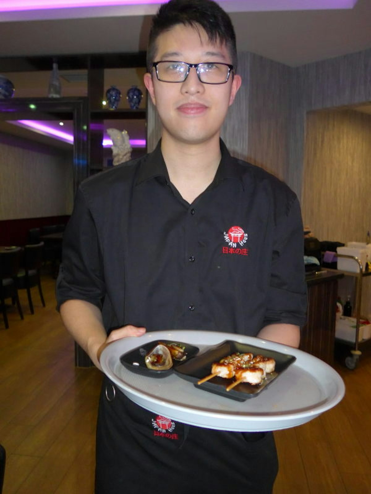 Shihang Zhen ist Service-Leiter im Brühler Japan Haus, auch Imran Hossain bietet in seinem kleinen Bistro Gan-Mi in Pulheim Sushi an.