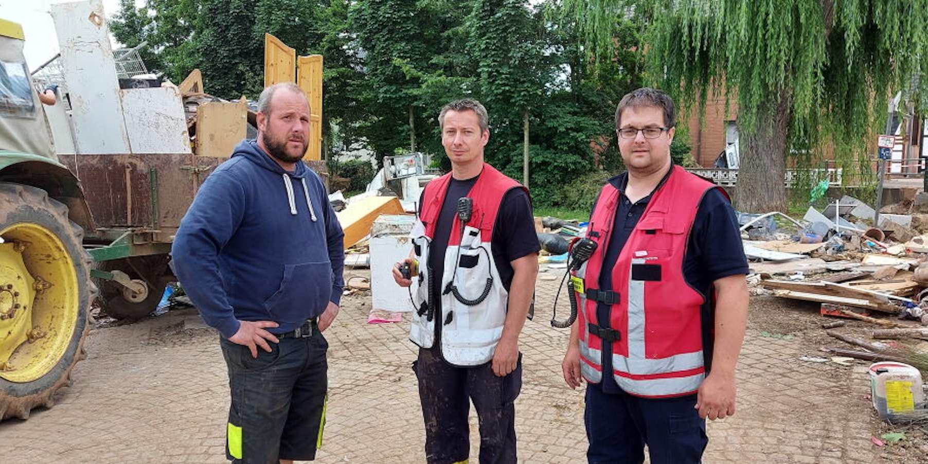 „Wir mussten helfen, schnell!“, sagt Landwirt Thomas Gräf (v.l.), hier mit Markus Burg und Andreas Nießen von der Feuerwehr.