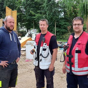 „Wir mussten helfen, schnell!“, sagt Landwirt Thomas Gräf (v.l.), hier mit Markus Burg und Andreas Nießen von der Feuerwehr.