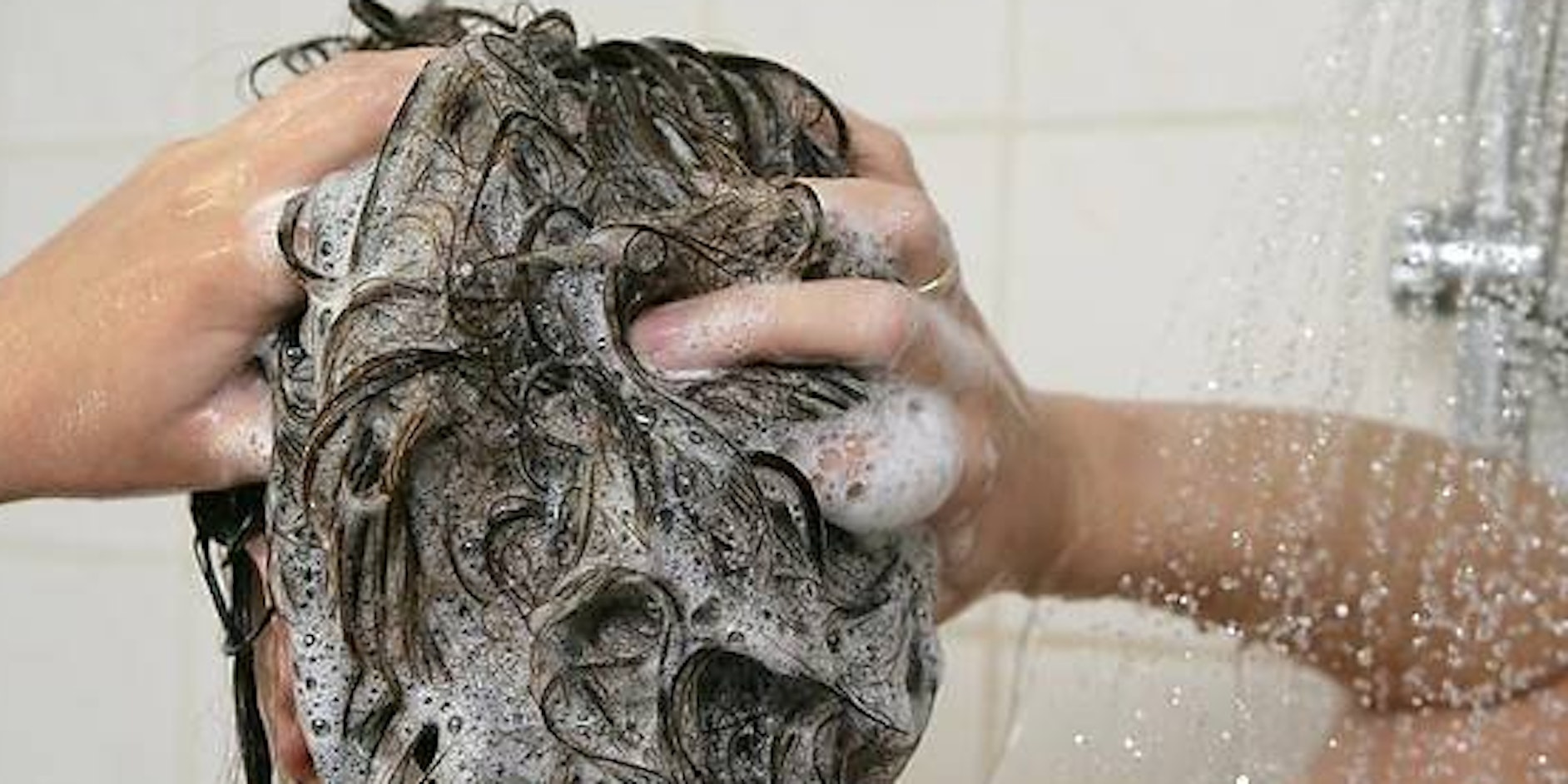 Zwei bis drei Mal die Woche die Haare zu waschen ist bei normalem Haar vollkommen ausreichend.