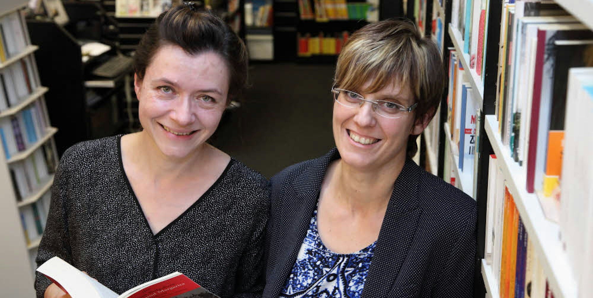 Birgit Jongebloed (links) und Pia Patt bieten den Kunden eine Bücherauswahl, die sie persönlich zusammengestellt haben. Sie schaffen auch Raum zum Gespräch.