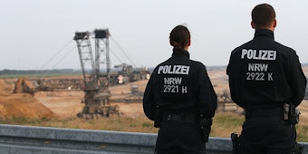Polizisten vor Tagebau