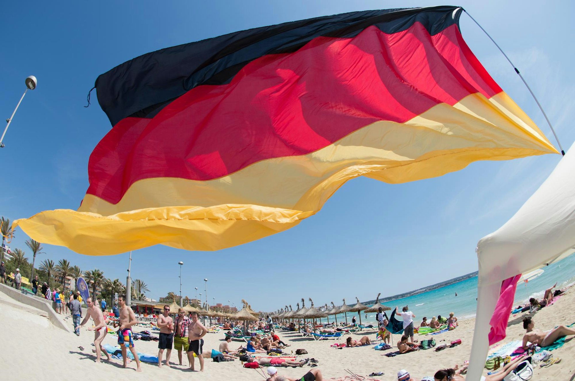Deutschlandfahne am Strand
