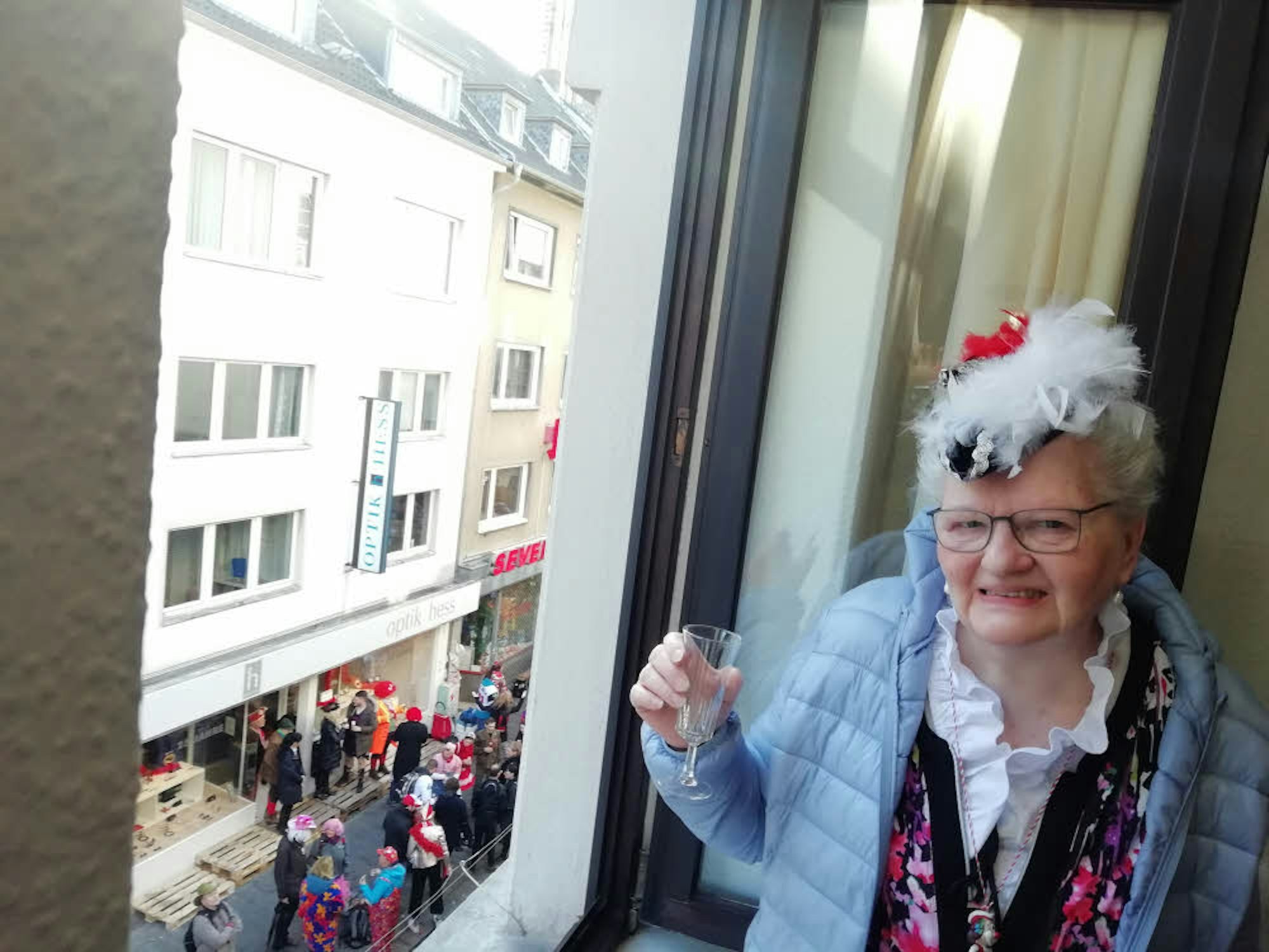 Logenplatz am eigenen Fenster: Irmgard Floss (83)