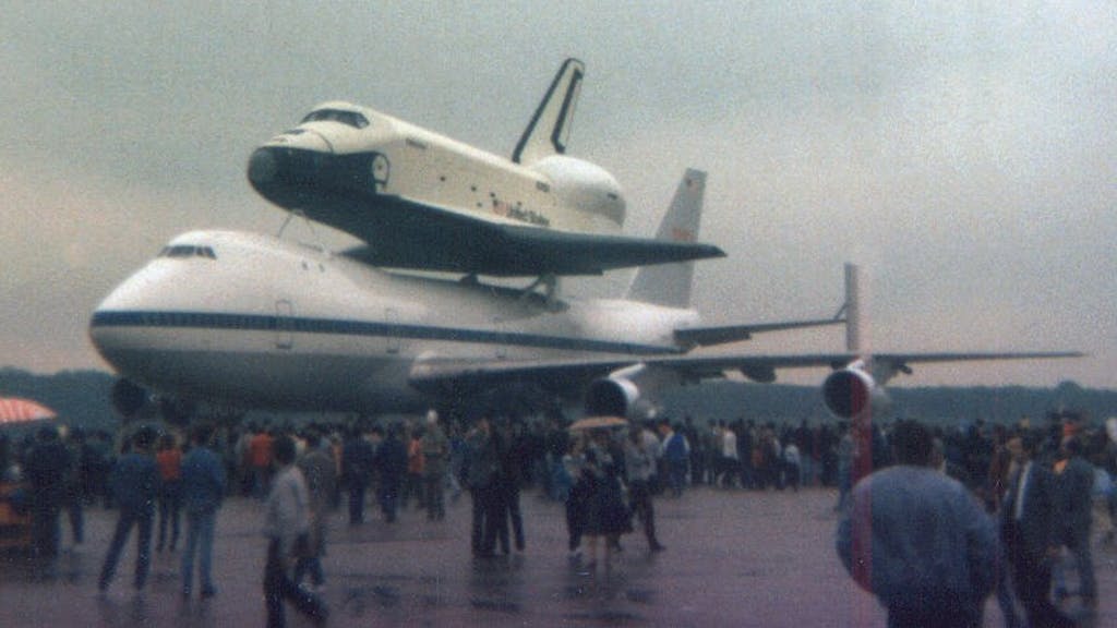 Gelandet und gleich bestaunt: Die Raumfähre „Enterprise“, huckepack auf einer Boeing 747.