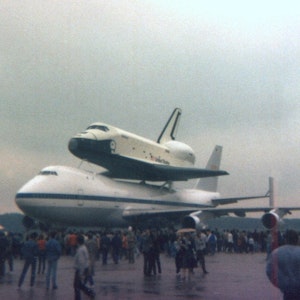 Gelandet und gleich bestaunt: Die Raumfähre „Enterprise“, huckepack auf einer Boeing 747.