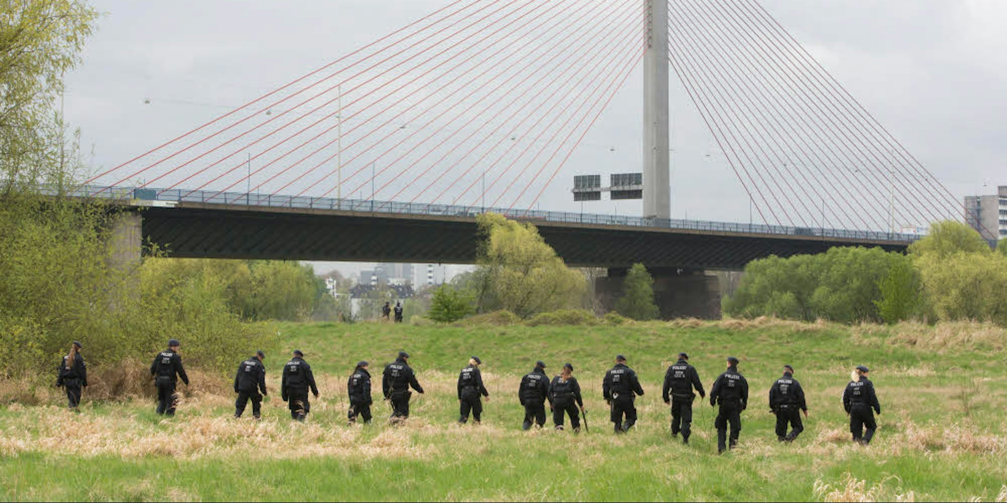 Nach der brutalen Tat am 2. April 2017 durchkämmten Polizisten die Siegaue auf der Suche nach der Tatwaffe.