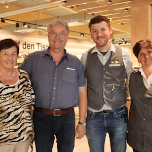 Familie Klein mit Oma Gerda Klein, Bauherr Thomas Klein mit Ehefrau Heike (r.) und ihrem Sohn Johannes Klein, der den Markt leitet.