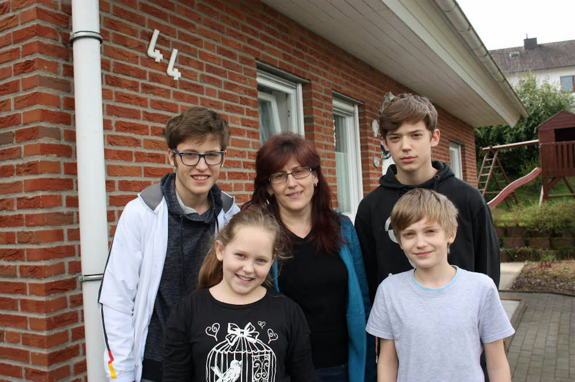 Natalja Erlenbusch und ihre vier Kinder David (v.l.), Stella, Leon und Marcel haben vorübergehend in Olef eine Bleibe gefunden.