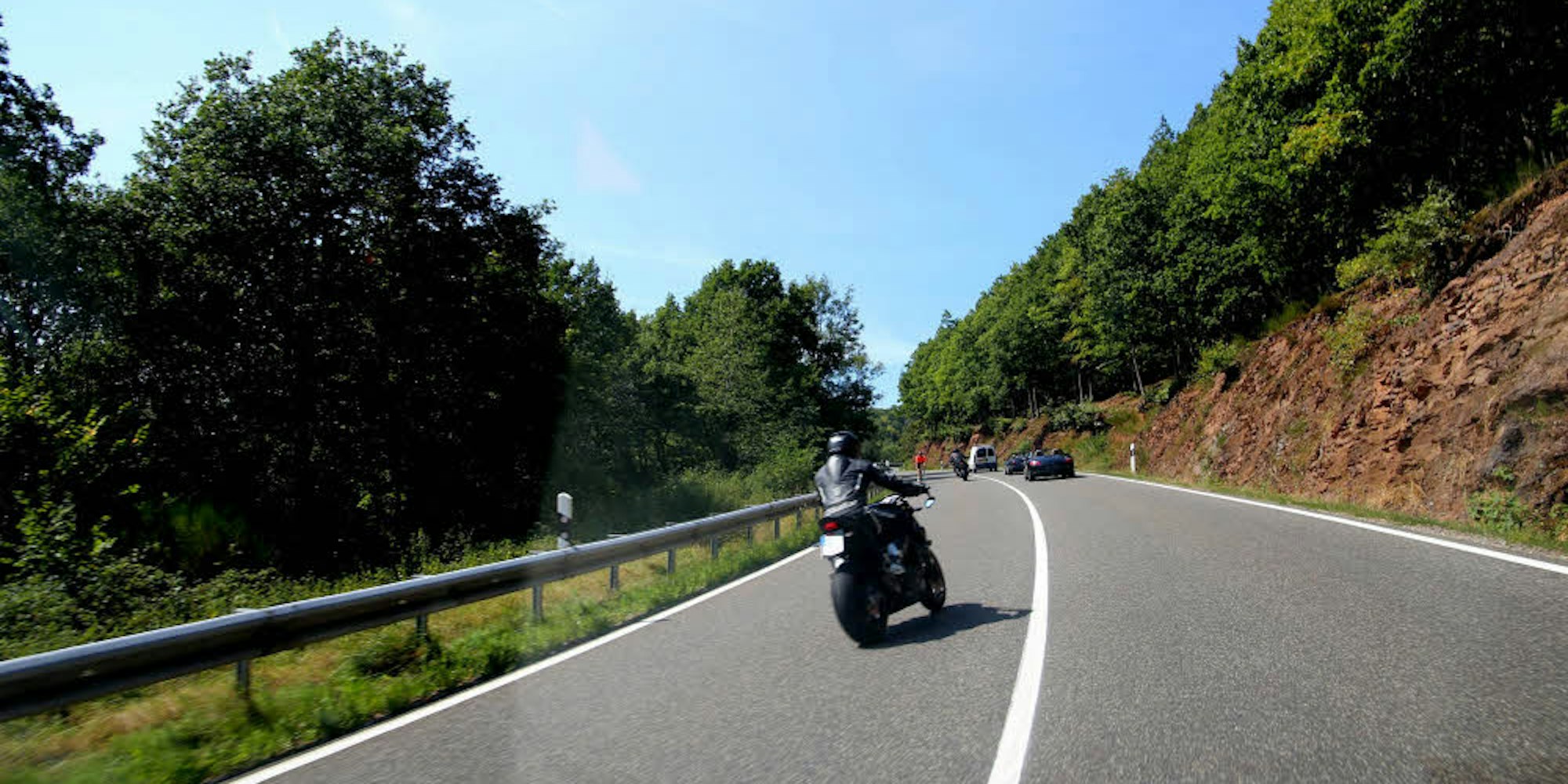 Waghalsige Überholmanöver der Motorradfahrer gehören vor allem am Wochenende zum gewohnten Bild in der Eifel.