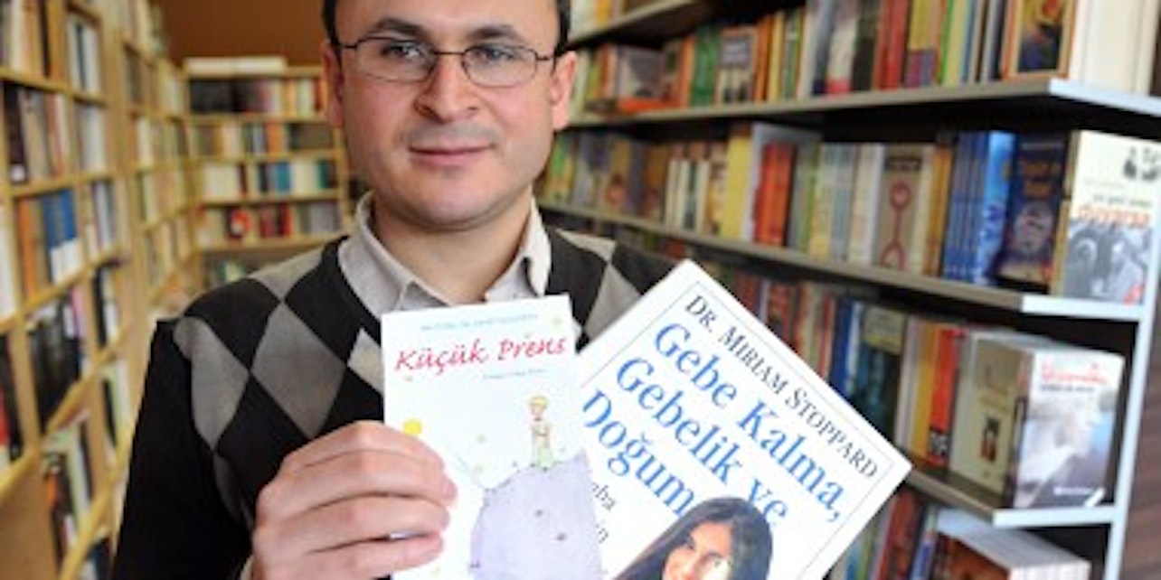 In seinem Laden „Dost Kitabevi“ in Dortmund hat sich Fikret Günes auf türkischsprachige Bücher spezialisiert. (Bild: dpa)