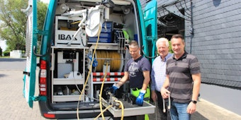 Mitarbeiter Ronny Könitzer, Seniorchef Manfred Kuchem und Geschäftsführer Ralph Kuchem (v.l.) an einem Kamerawagen.
