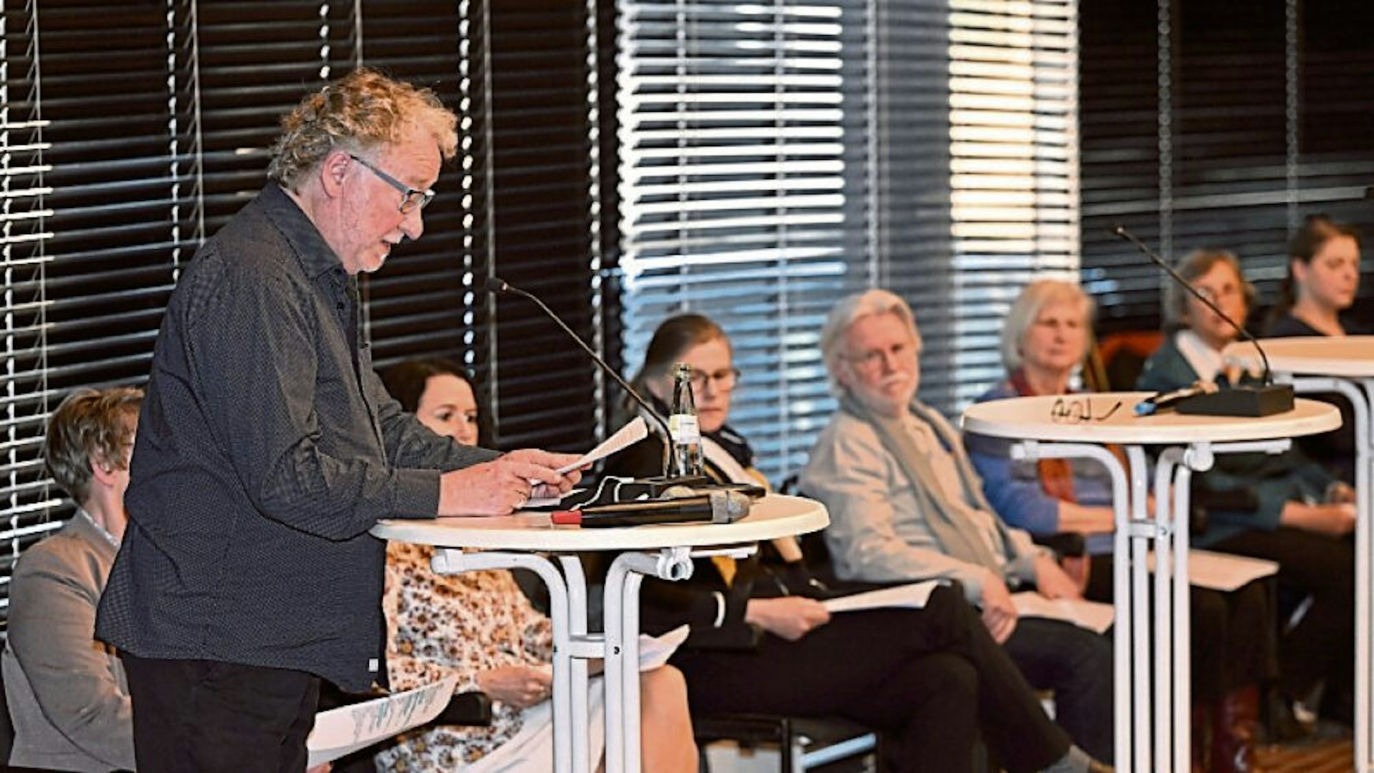 Heinz-D. Haun bei seinem Vortrag. Bergische Autoren und Kulturschaffende rezitierten für die Betroffenen des Kriegs in der Ukraine.