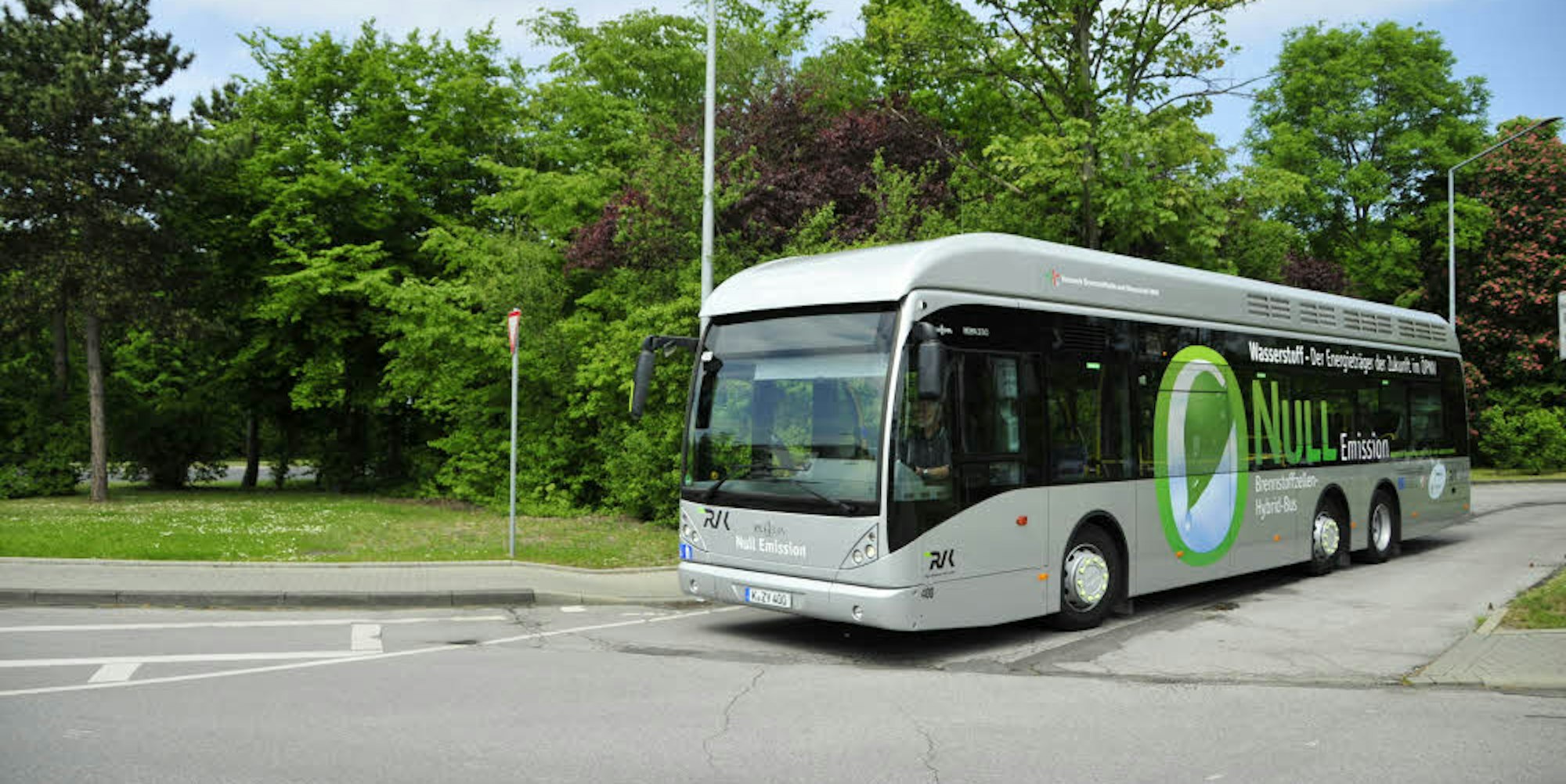 Das Busunternehmen RVK testet bereits seit mehreren Jahren Wasserstoffbusse, die statt Abgasen nur Wasser ausscheiden.