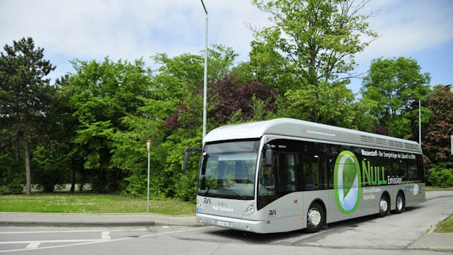 Das Busunternehmen RVK testet bereits seit mehreren Jahren Wasserstoffbusse, die statt Abgasen nur Wasser ausscheiden.