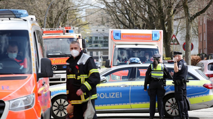 Polizei und Rettungskräfte an einem Unfallort in Köln. Bei einem Busunfall in Bergisch Gladbach wurde eine 81-jährige Fußgängerin schwer verletzt.