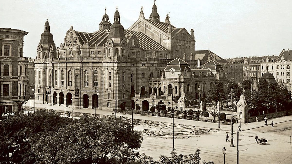 Blick vom Rudolfplatz aus auf die alte Oper