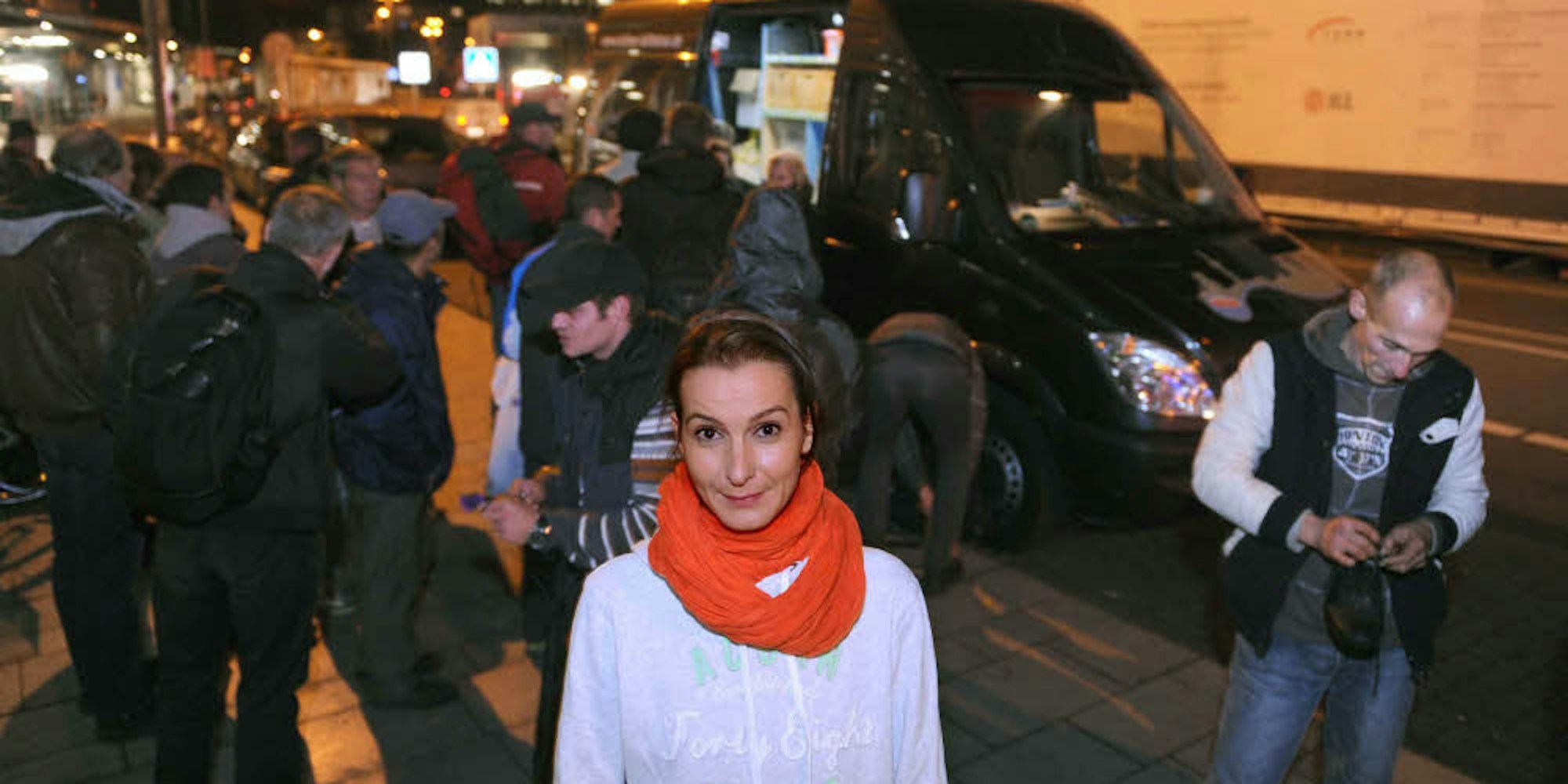 Arzu Mischkoff mit dem Kältebus am Breslauer Platz