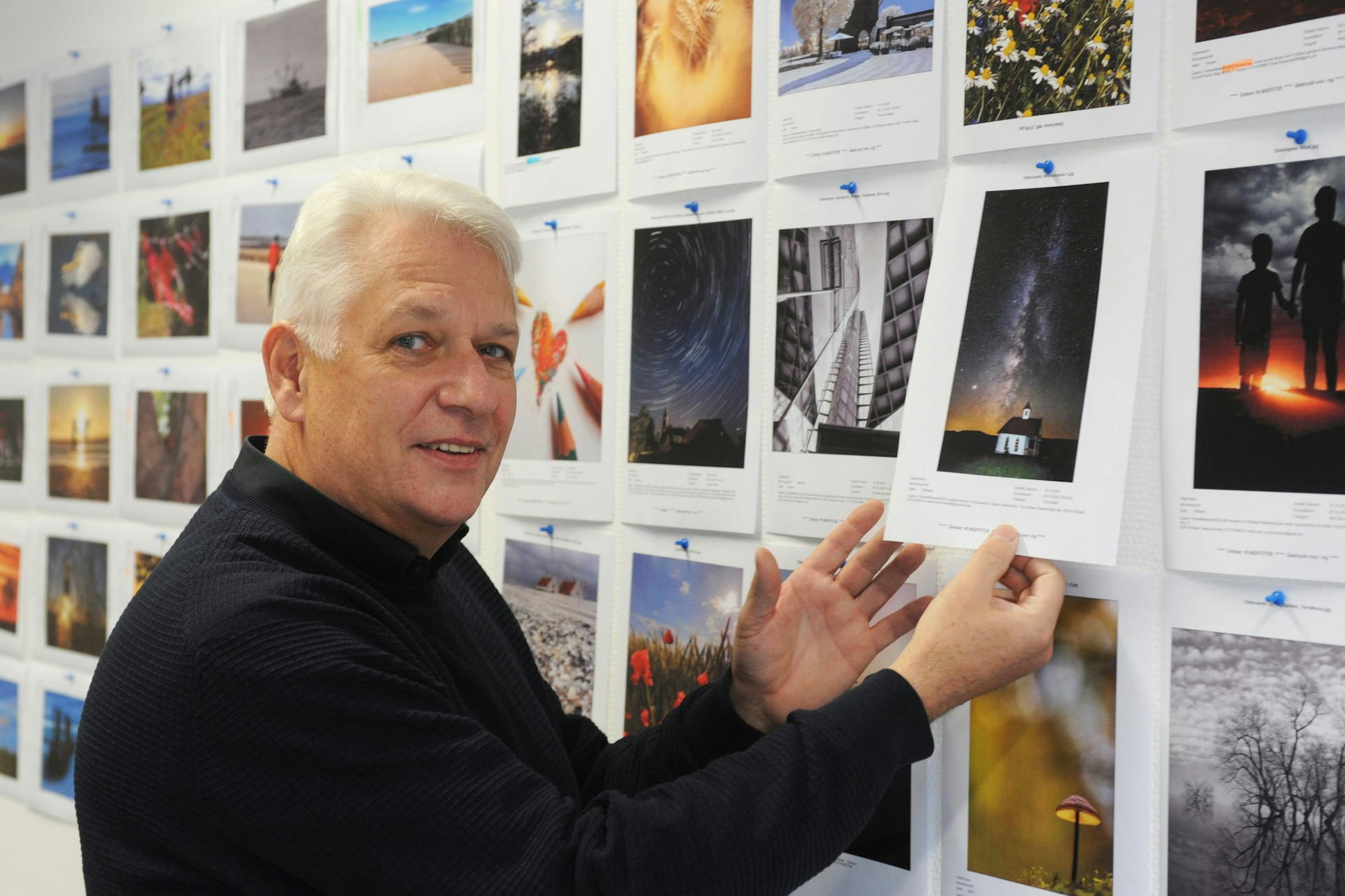 Redaktionsleiter Bernd Rupprecht schaut sich die eingereichten Fotos an.