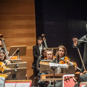 Die Dirigentin Bar Avni wird seit 2020 von Bayer gefördert und nimmt mit den Bayer-Philharmonikern ebenfalls am Festival teil.