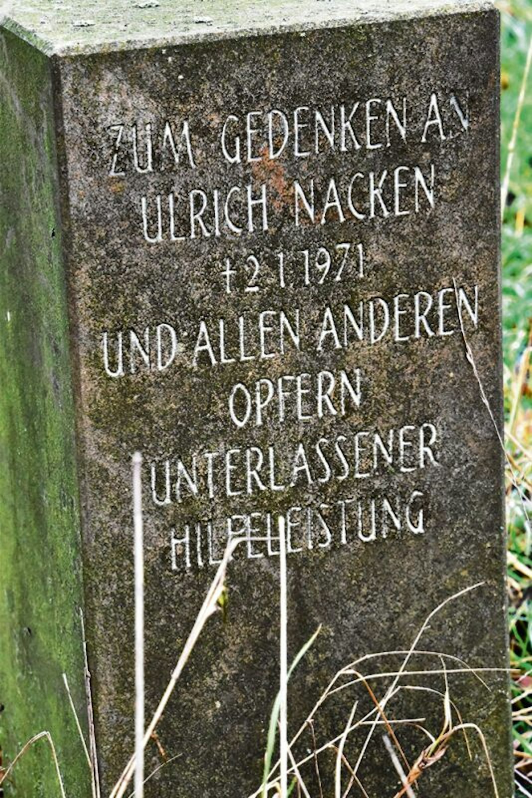 Der Gedenkstein steht an der L 352. Seine Inschrift (kleines Bild) erinnert an Ulrich Nacken, der an dieser Stelle 1971 erfror.
