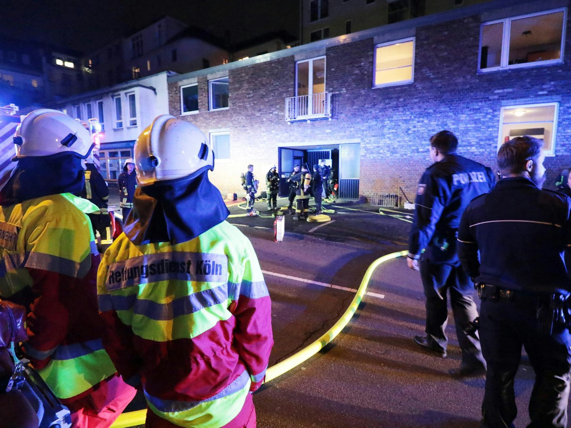 Feuerwehr, Rettungskräften und Polizei stehen vor dem Haus in der Kölner Innenstadt, in dem das Tonstudio von Dr. Knarf am 6. Februar 2017 explodierte.