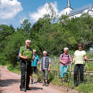 Gute Laune auf dem Weg hat die Eifelvereins-Wandergruppe am Fuß des Reifferscheider Burgbergs.
