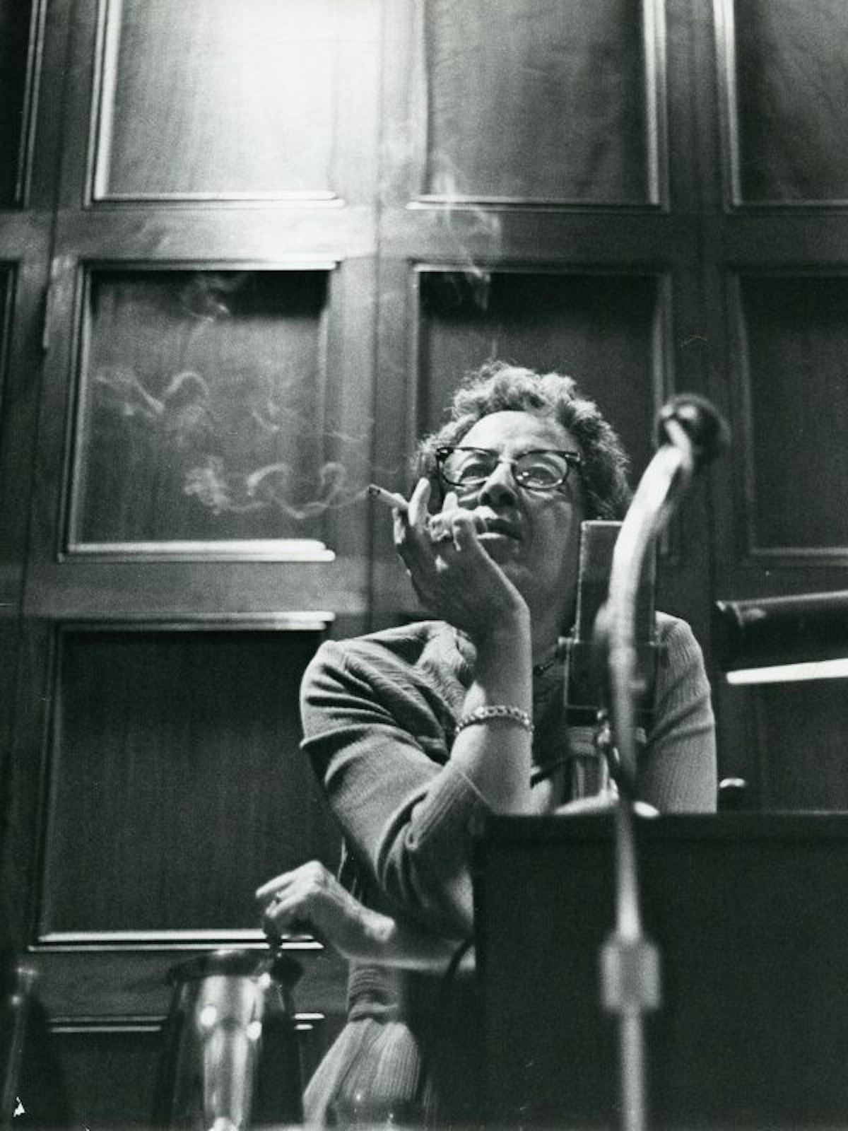 Hannah Arendt rauchend an der University of Chicago    (1966). Foto: Deutsches Historisches Museum