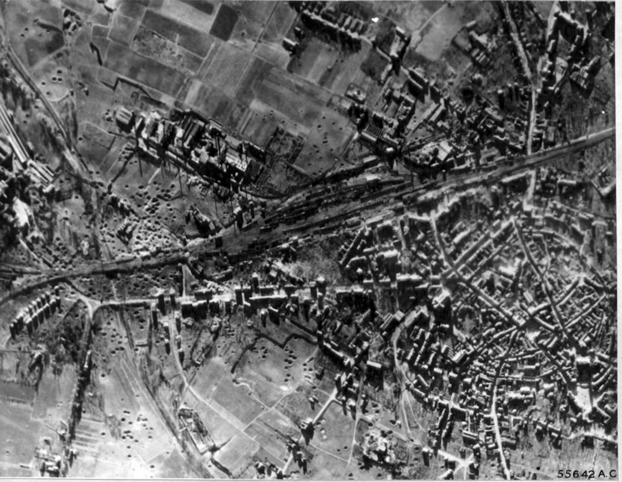 Entlang der Bahnlinie in Euskirchen und der Westdeutschen Steinzeugwerke sind die Bombenkrater deutlich zu erkennen.